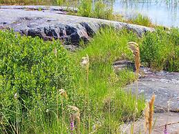 Scenic Lakeside Cottage-by Traum