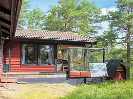 Scenic Lakeside Cottage-by Traum