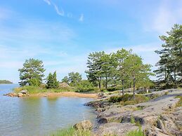 Scenic Lakeside Cottage-by Traum