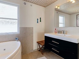 Tranquil Retreat in Hou Oasis-by Traum