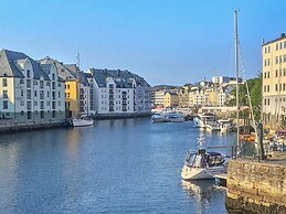 10 Person Holiday Home in Brattvag