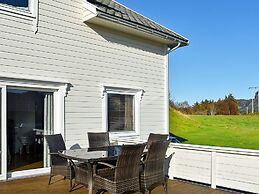 10 Person Holiday Home in Midsund