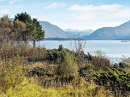 10 Person Holiday Home in Midsund