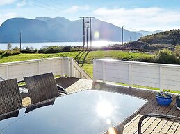 10 Person Holiday Home in Midsund