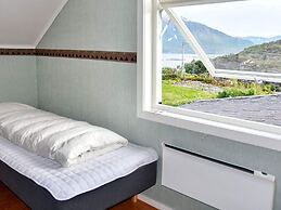 10 Person Holiday Home in Midsund