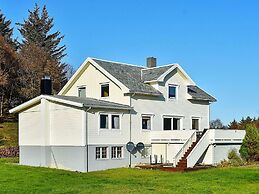 10 Person Holiday Home in Midsund