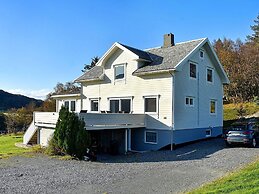 10 Person Holiday Home in Midsund