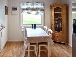 10 Person Holiday Home in Midsund