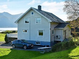 10 Person Holiday Home in Midsund