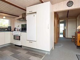 Tranquil Beach Cottage in Rindby-by Traum