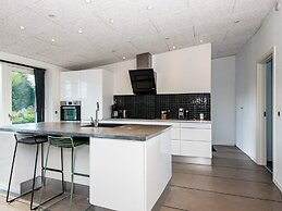 Luxury Lakeside Retreat With Spa-by Traum