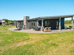 Luxury Lakeside Retreat With Spa-by Traum