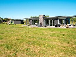 Luxury Lakeside Retreat With Spa-by Traum