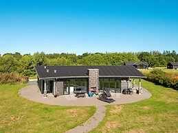 Luxury Lakeside Retreat With Spa-by Traum