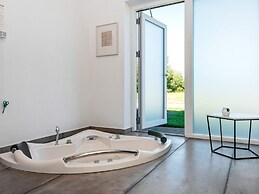 Luxury Lakeside Retreat With Spa-by Traum