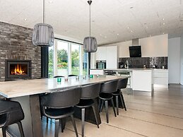 Luxury Lakeside Retreat With Spa-by Traum