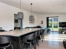 Luxury Lakeside Retreat With Spa-by Traum