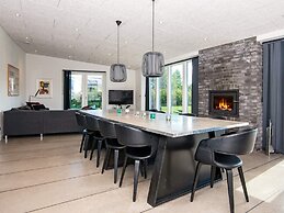 Luxury Lakeside Retreat With Spa-by Traum