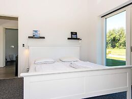 Luxury Lakeside Retreat With Spa-by Traum