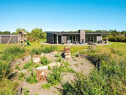 Luxury Lakeside Retreat With Spa-by Traum