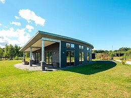 Luxury Lakeside Retreat With Spa-by Traum