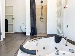 Luxury Lakeside Retreat With Spa-by Traum