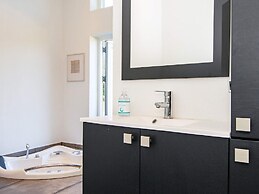 Luxury Lakeside Retreat With Spa-by Traum