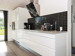 Luxury Lakeside Retreat With Spa-by Traum