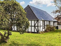 Idyllic Beach Retreat in Aaeulba K-by Traum