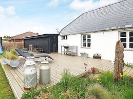 Idyllic Beach Retreat in Aaeulba K-by Traum