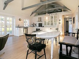 Idyllic Beach Retreat in Aaeulba K-by Traum