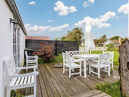 Idyllic Beach Retreat in Aaeulba K-by Traum