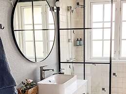 Cozy Cottage by the Sea-by Traum