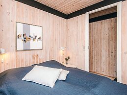 Cozy Cottage by the Sea-by Traum