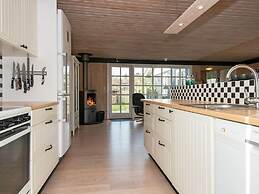 Cozy Cottage by the Sea-by Traum