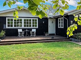 Cozy Cottage by the Sea-by Traum
