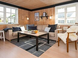 Cozy Cottage by the Sea-by Traum
