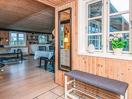 Cozy Cottage by the Sea-by Traum