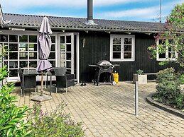 Cozy Cottage by the Sea-by Traum