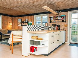 Cozy Cottage by the Sea-by Traum