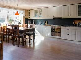 Charming Cottage by Sjunnaryd Lake