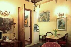 Casa del Vescovo Authentic 1600's apt with Stunning Garden and Rooftop