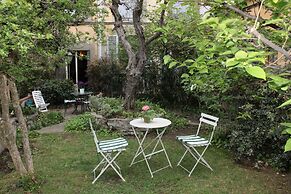 Casa del Vescovo Authentic 1600's apt with Stunning Garden and Rooftop