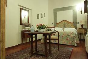 Casa del Vescovo Authentic 1600's apt with Stunning Garden and Rooftop