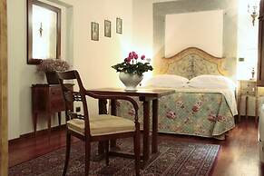 Casa del Vescovo Authentic 1600's apt with Stunning Garden and Rooftop