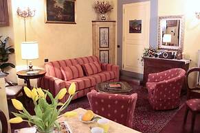 Casa del Vescovo Authentic 1600's apt with Stunning Garden and Rooftop