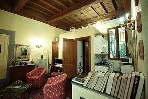 Casa del Vescovo Authentic 1600's apt with Stunning Garden and Rooftop