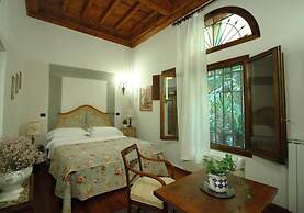 Casa del Vescovo Authentic 1600's apt with Stunning Garden and Rooftop