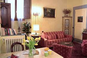 Casa del Vescovo Authentic 1600's apt with Stunning Garden and Rooftop