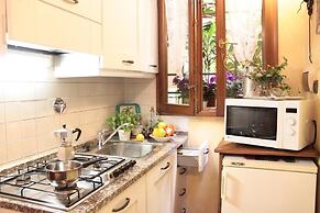 Casa del Vescovo Authentic 1600's apt with Stunning Garden and Rooftop